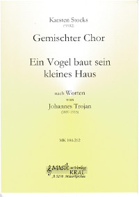 Ein Vogel baut sein kleines Haus